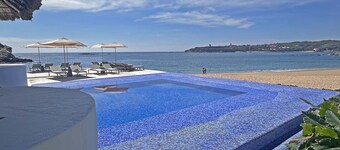 Beachfront condo with ocean view, private pool & resort amenities