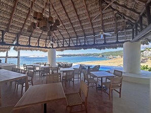 Outdoor dining - Beachfront condo with ocean view, private pool & resort amenities (Bahías de Huatulco)