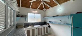 3-bedroom Bonita cottage with huge yard & pool
