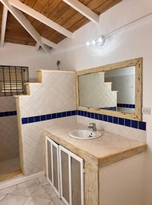 ヘアドライヤー、石鹸、トイレットペーパー