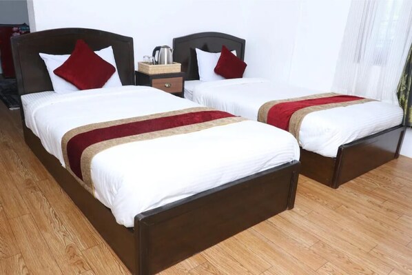 1 bedroom, bed sheets - Himalaya Inn, Room with Livingroom - Kumari (Kathmandu)