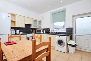 ثلاجة، ميكروويف، فرن، موقد طهي مسطح