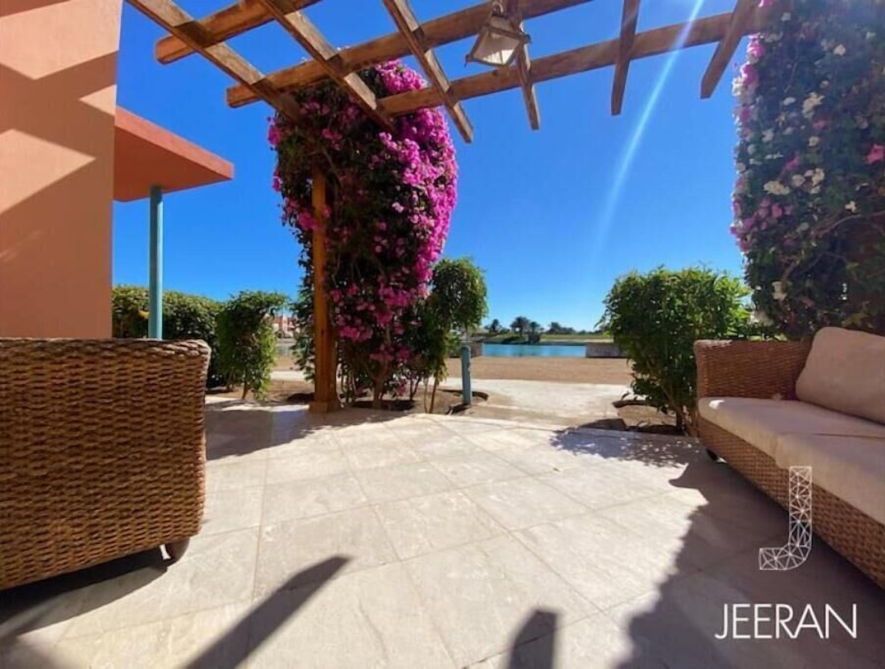 المنطقة المحيطة بالمنشأة