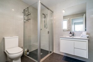 Secadora de cabello, toallas, jabón, papel de baño