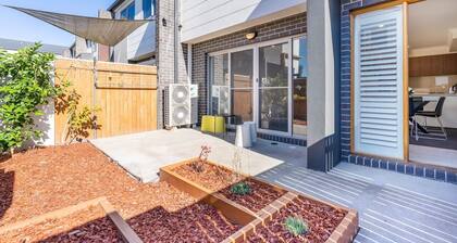 New to VRBO: Cheerful 4BR Townhouse w/ Free Parking & WIFI