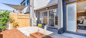 New to VRBO: Cheerful 4BR Townhouse w/ Free Parking & WIFI