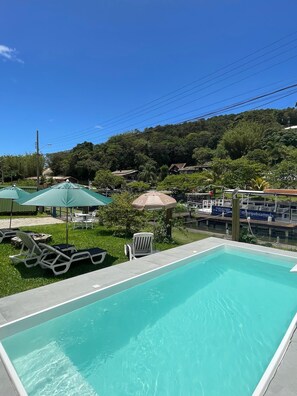 Außenpool, Liegestühle