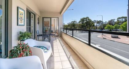 Central 2BR | Stylish Apt located in Greenway