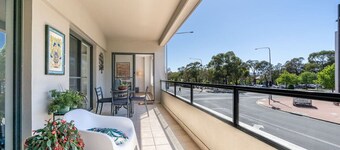 Central 2BR | Stylish Apt located in Greenway