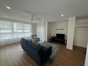 TV - Central 2BR | Stylish Apt located in Greenway (Greenway)