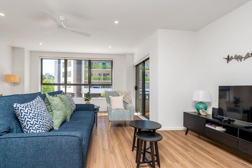 Central 2BR | Stylish Apt located in Greenway