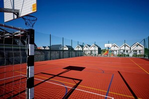 Sports court - Apartment with a pool, attractions for children (Sarbinowo)