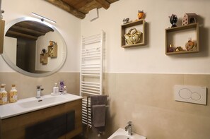 Shower, hair dryer, towels - Cammino Santo - studio w/private pool & garden (Poggibonsi)