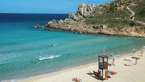 A beach with clear turquoise water, rocky cliffs, and a lifeguard tower. - Quaint Residence I Mirti Bianchi Bilo 4 no 6979 one Bedroom Apartments Sleeps 4 (Santa Teresa di Gallura)