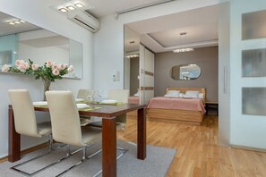 1 bedroom, cots/infant beds, bed sheets - Apartment Nowy Świat Warsaw by Renters (Warsaw)