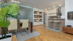 In-room dining - Apartment Nowy Świat Warsaw by Renters (Warsaw)