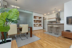 In-room dining - Apartment Nowy Świat Warsaw by Renters (Warsaw)