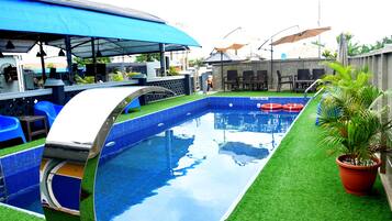 Una piscina al aire libre, guardavidas en la propiedad