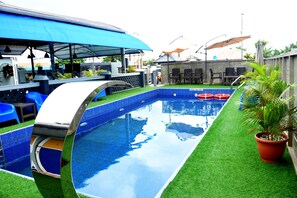 Outdoor pool, lifeguards on site - Joyrich Hotel (Epe)