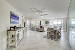 Smart TV, books, computer monitors - SS1 4354 Ocean View Condo - Just Steps To Beach In Ocean Village! (Fort Pierce)