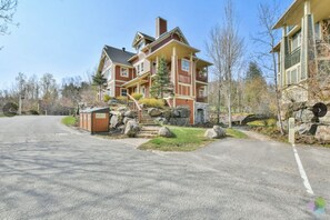 Exterior - Tremblant-les-Eaux 213-1B 2bd  hot tub open walk to ski slopes & golf (Mont-Tremblant)