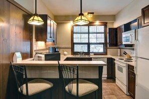 Private kitchen - Tremblant-les-Eaux 213-1B 2bd  hot tub open walk to ski slopes & golf (Mont-Tremblant)