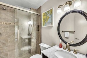 Douche, séchoir à cheveux, serviettes fournies