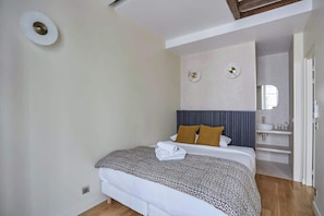 2 habitaciones, tabla de planchar con plancha y cuna de viaje