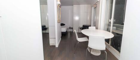 1 slaapkamer, een strijkplank/strijkijzer, gratis wifi, beddengoed