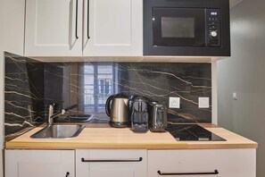 Fridge, microwave, stovetop, coffee/tea maker - Charming family apartment - Center of Paris (Paris)