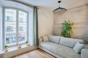 TV, offices - Charming family apartment - Center of Paris (Paris)