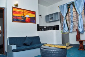 Basic-Studio | Wohnbereich | Flachbildfernseher