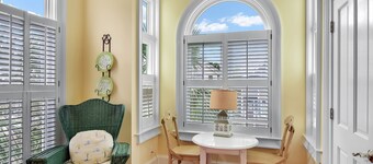 Ocean views from roof top deck. Easy walk to beach!