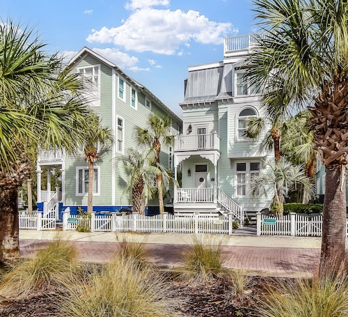Ocean views from roof top deck.  Easy walk to beach!