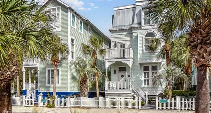 Ocean views from roof top deck. Easy walk to beach!