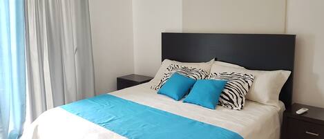 1 chambre, bureau, rideaux occultants, fer et planche à repasser