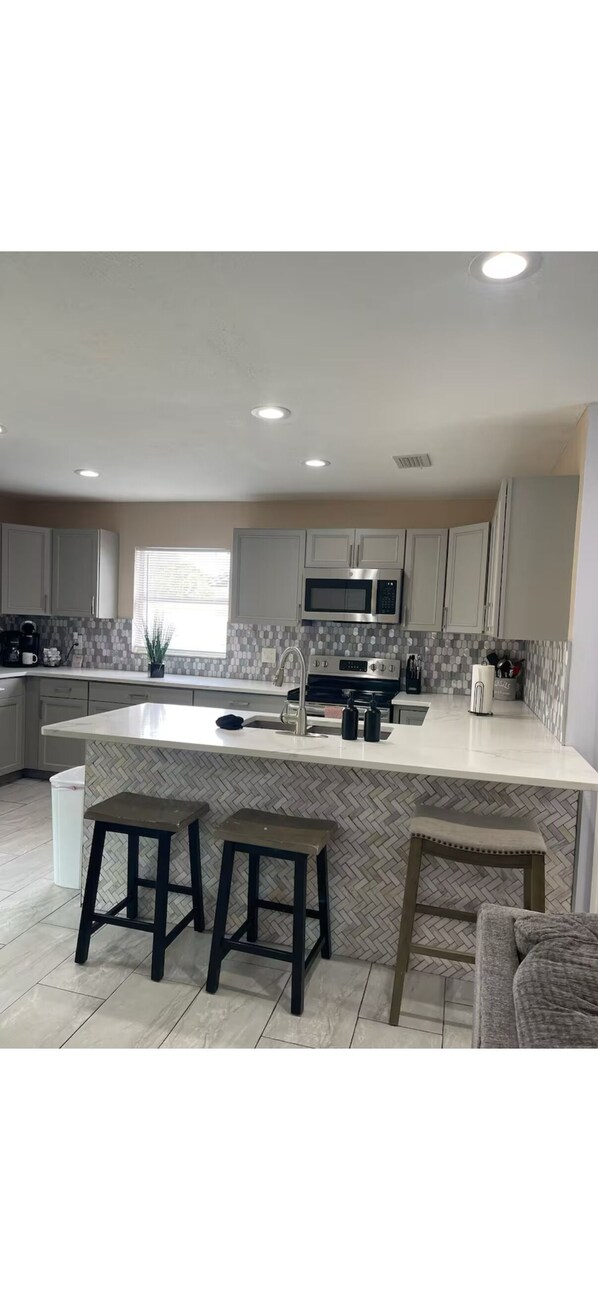 Refrigerador, microondas, horno y parrilla de estufa 