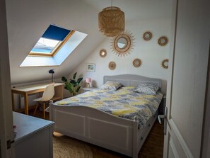 2 chambres, bureau, lit parapluie, draps fournis