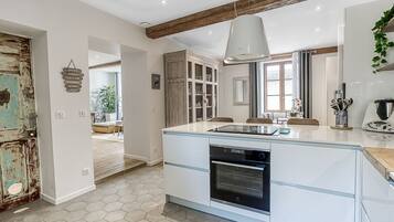 Kjøleskap, mikrobølgeovn, ovn og kokeplater