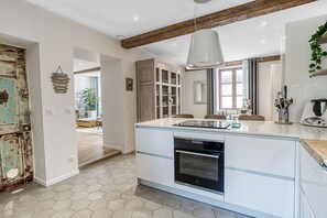 Een koelkast, een microgolfoven, een oven, een kookplaat