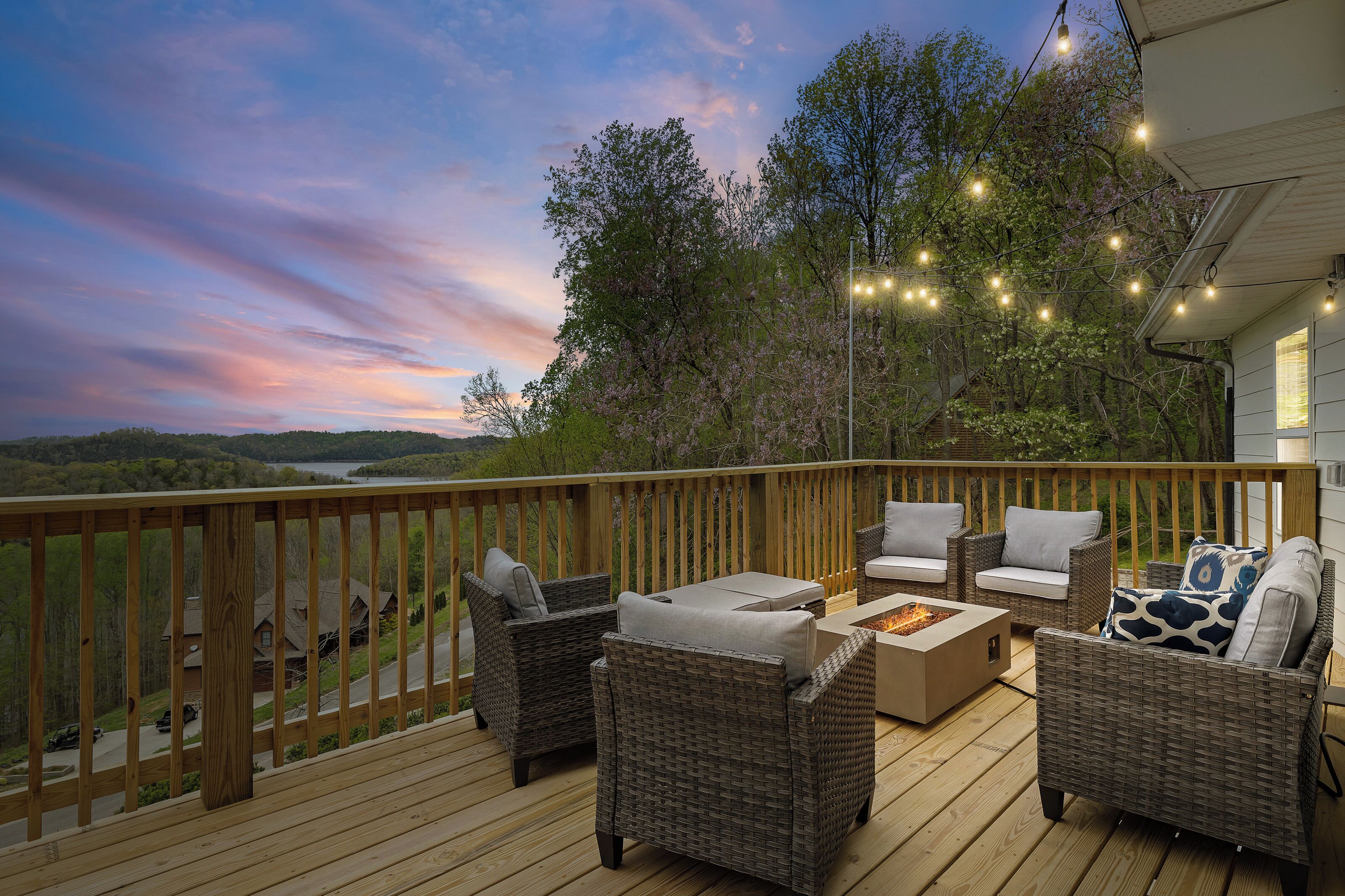 Relaxing Pet friendly cottage with breathtaking Center Hill Lake VIEWS!!!