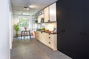 Classic Apartment | Private kitchen | Mini-fridge, microwave, stovetop, cookware/dishes/utensils - MILESTONE Wrocław Ołbin by Tribera (Wroclaw)