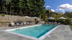 Lämmitetty uima-allas