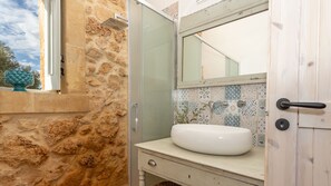 Een douche, een haardroger, een bidet, handdoeken