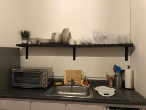 Réfrigérateur, micro-ondes, cafetiÚre/bouilloire, grille-pain