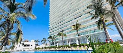 2 outdoor pools, a heated pool