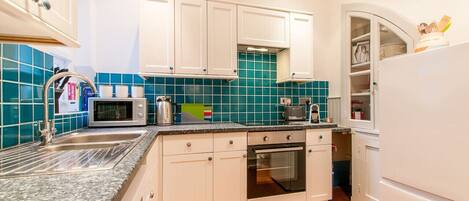 Fridge, oven, coffee/tea maker, toaster