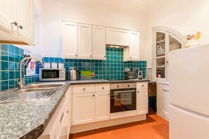 Køleskab, ovn, kaffe-/temaskine, brødrister