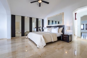 7 chambres, coffres-forts dans les chambres, bureau