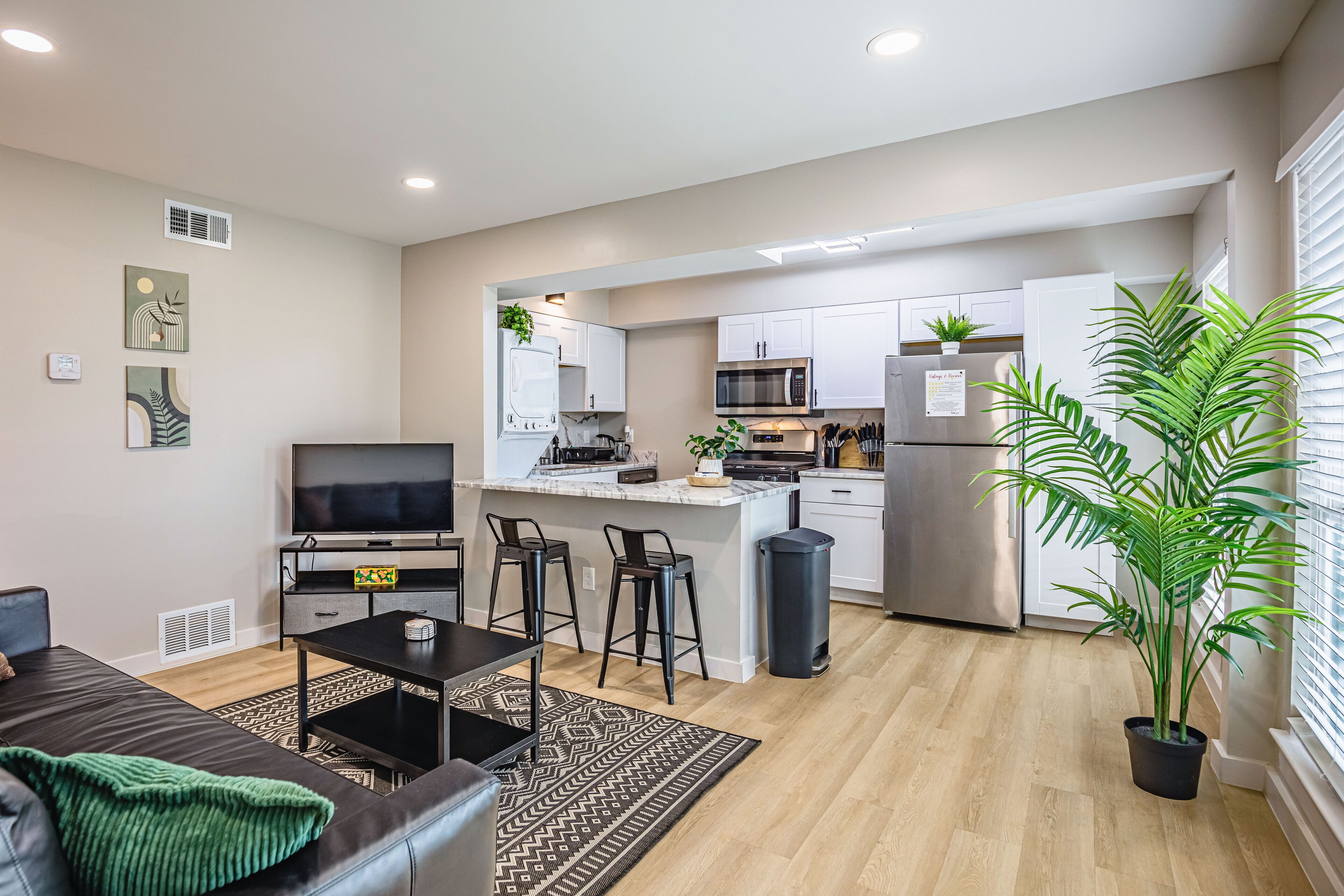 Botanic KING suite in downtown with FREE PARKING 